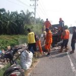 Petugas Angkat Sampah di Jalan Nasional Seumadam – Medang Ara